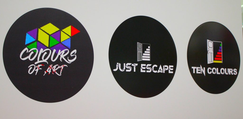 verschillende stickers van Just Escape in Almere